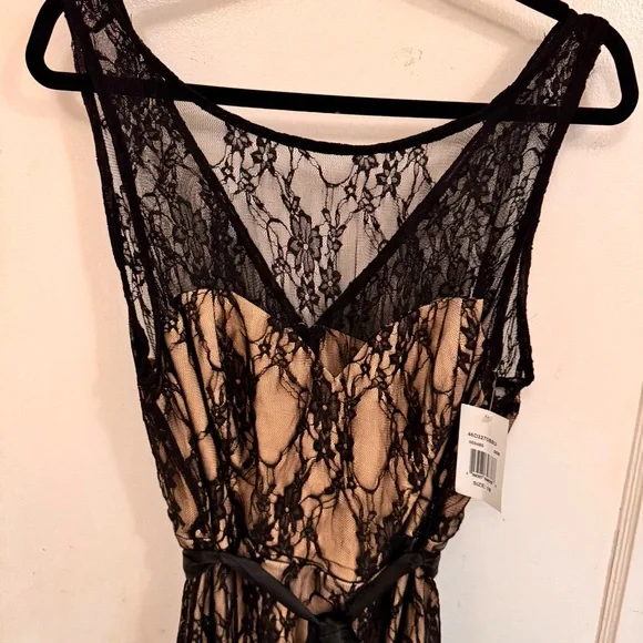 Elegant Black Lace DRESS - Picture 2 of 5